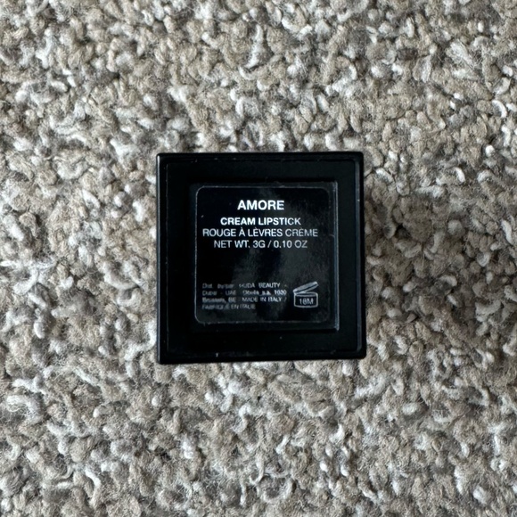 Huda Beauty "Amore" lipstick - Picture 3 of 6